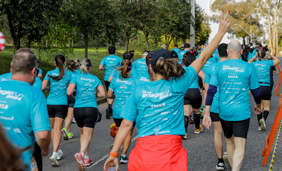 A capital paranaense foi sede neste domingo (4) da prova Disney Magic Run 2024, evento que contou com a participação de aproximadamente 5 mil atletas e aconteceu na Universidade Positivo.