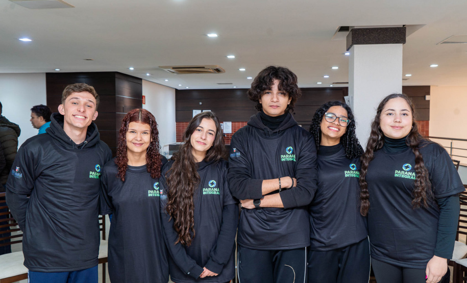 Participantes do projeto Porta-vozes são recebidos pelo secretário da Educação, Roni Miranda