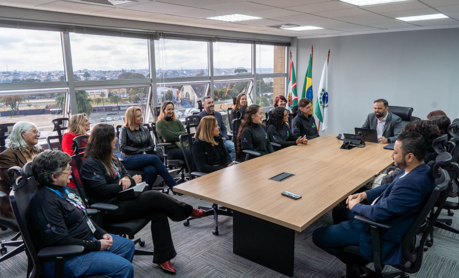 Participantes do projeto Porta-vozes são recebidos pelo secretário da Educação, Roni Miranda