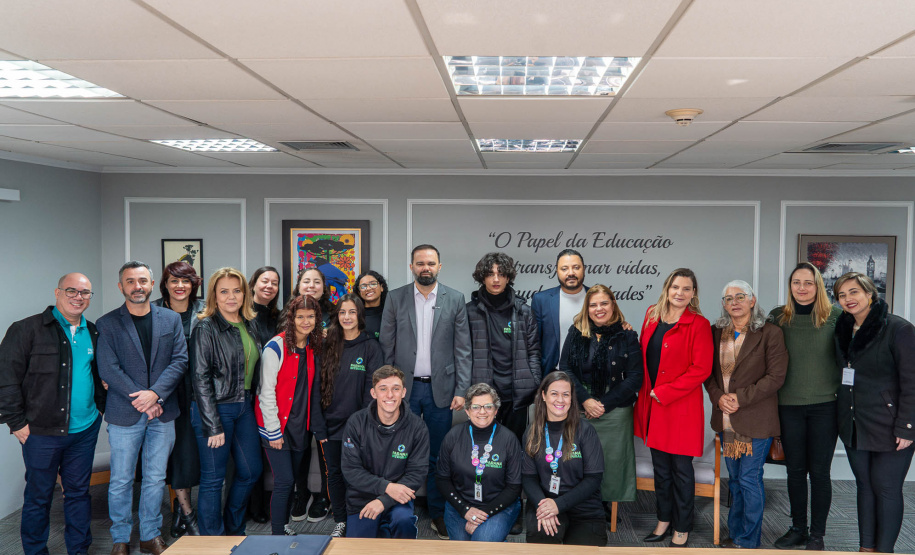 Participantes do projeto Porta-vozes são recebidos pelo secretário da Educação, Roni Miranda