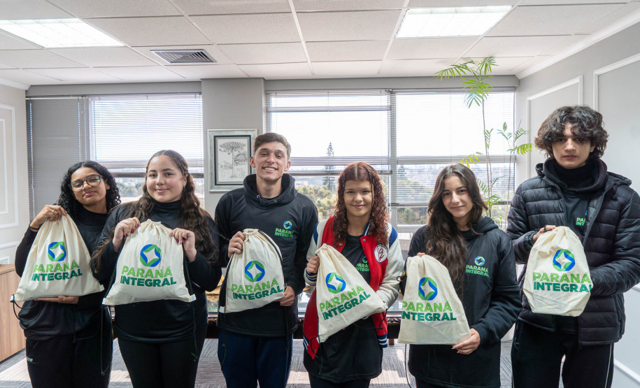 Participantes do projeto Porta-vozes são recebidos pelo secretário da Educação, Roni Miranda