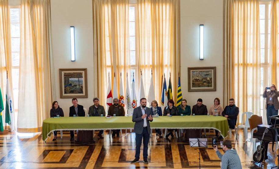 Professores da rede estadual são homenageados após concluírem intercâmbio internacional pelo Ganhando o Mundo Professor
