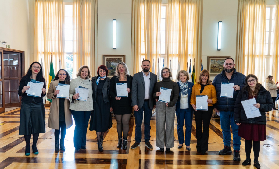 Professores da rede estadual são homenageados após concluírem intercâmbio internacional pelo Ganhando o Mundo Professor