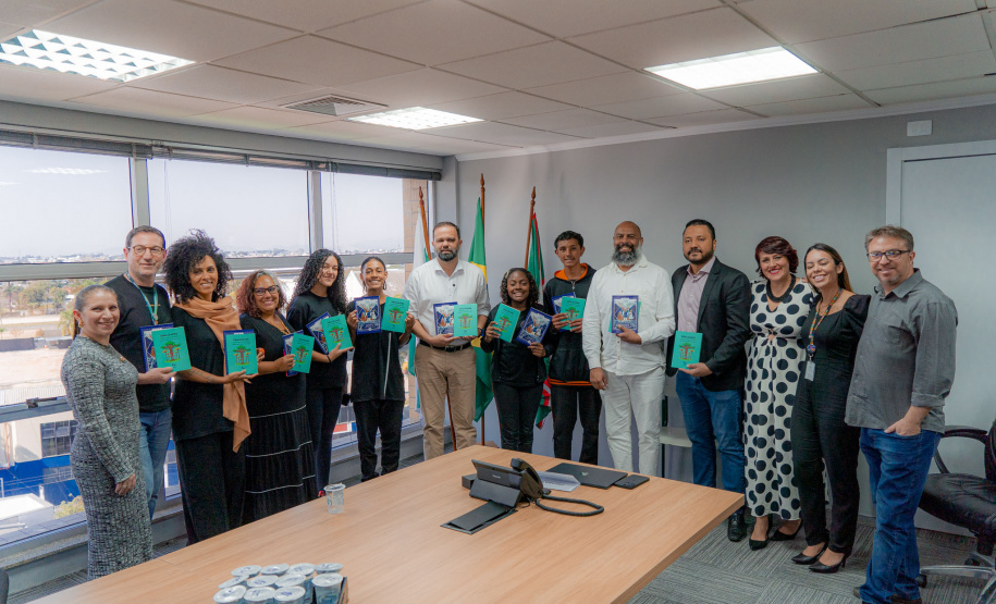Educação: Secretaria realiza entrega de livros Afro-brasileiros para escolas estaduais