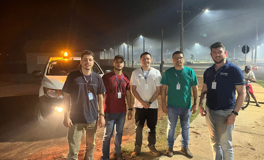 Caminhões-pipa fornecidos pelo Estado ajudam a combater incêndio florestal em Cianorte