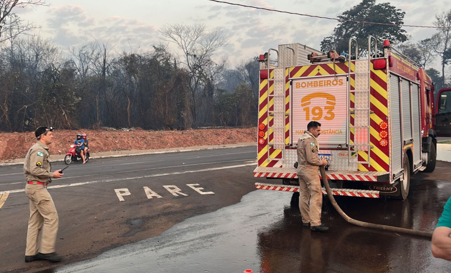 Caminhões-pipa fornecidos pelo Estado ajudam a combater incêndio florestal em Cianorte