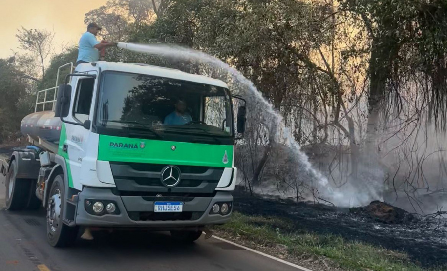Caminhões-pipa fornecidos pelo Estado ajudam a combater incêndio florestal em Cianorte