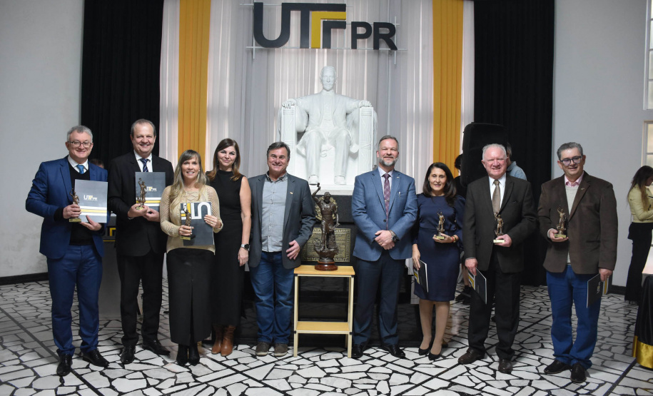 Representantes do Estado recebem homenagem pela atuação no fomento  científico do Paraná