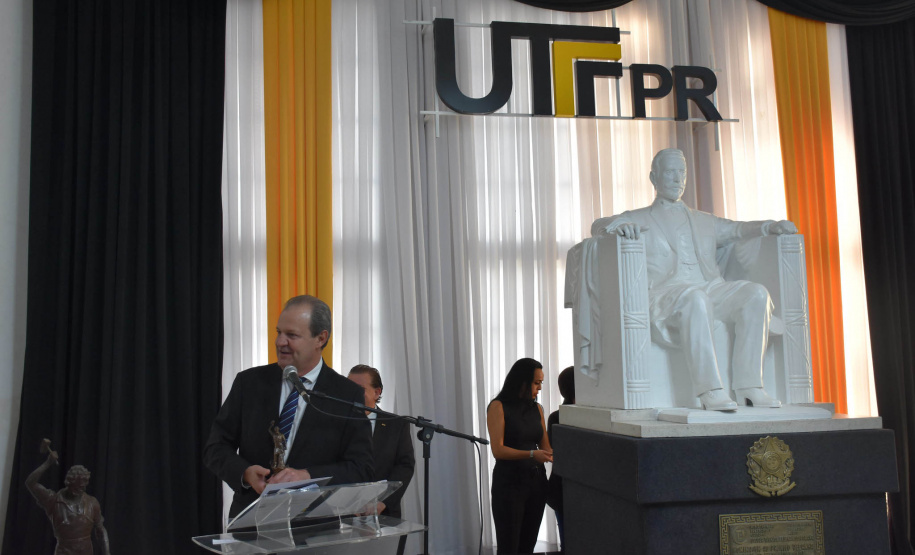 Representantes do Estado recebem homenagem pela atuação no fomento  científico do Paraná