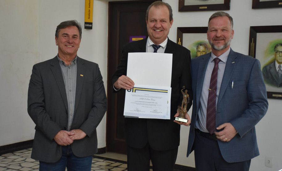 Representantes do Estado recebem homenagem pela atuação no fomento  científico do Paraná