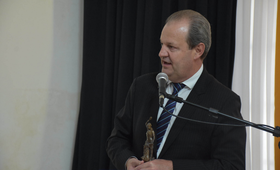 Representantes do Estado recebem homenagem pela atuação no fomento  científico do Paraná