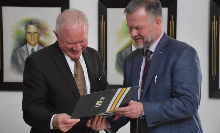 Representantes do Estado recebem homenagem pela atuação no fomento  científico do Paraná