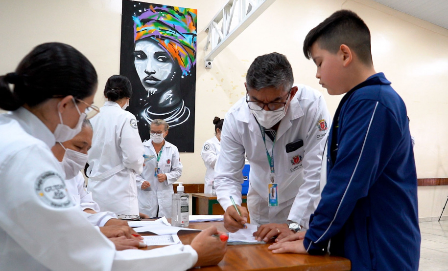 Com mais de 80 mil doses aplicadas, Paraná divulga balanço parcial da força-tarefa de vacinação nas escolas
