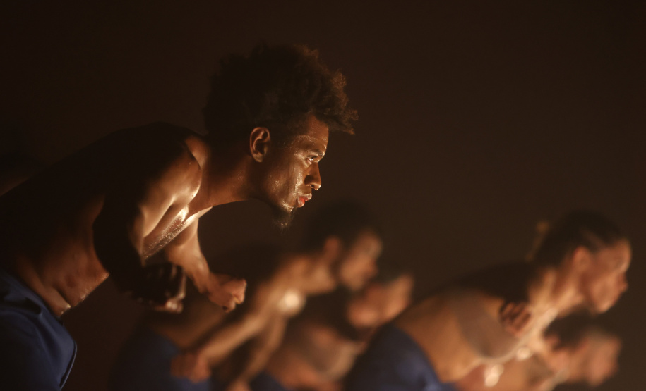 Coreografia Castelo do ballet Teatro Guaira