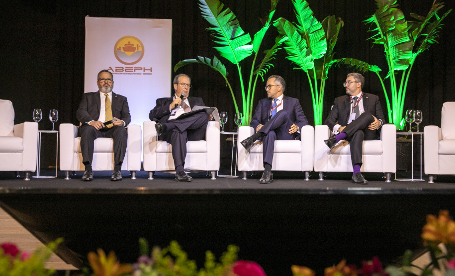 debatedores do palco do 3º Seminário Nacional e 1º Internacional dos Portos Brasileiros