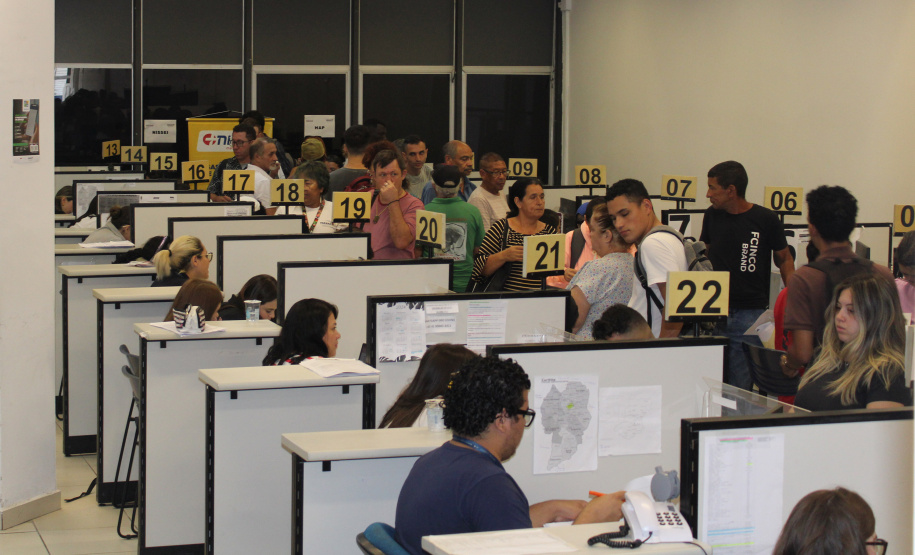 Mutirão de empregos oferta mil vagas para jovens nesta quarta-feira em Curitiba
