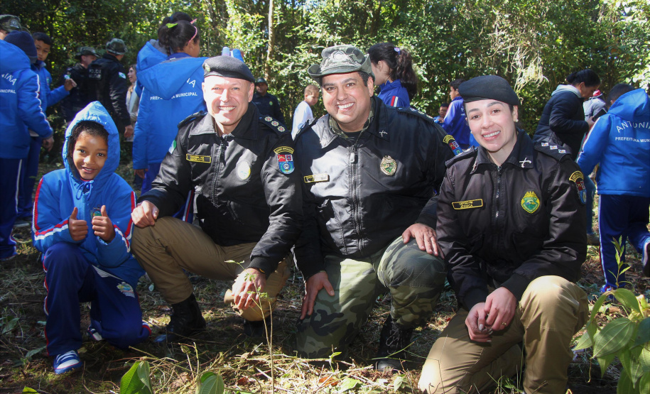 PMPR e SPVS plantam 170 mudas de árvores nativas em celebração ao aniversário da corporação