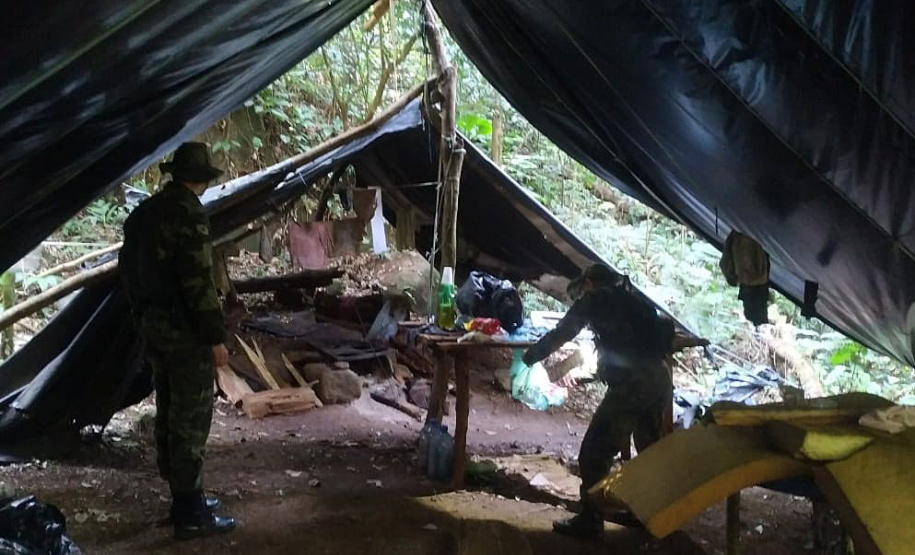 Instituto Água e Terra (IAT) e Batalhão de PolíciaAmbiental - Força Verde desmobilizaram um acampamento de caçadores quefuncionava dentro do Parque Estadual Pico do Marumbi.