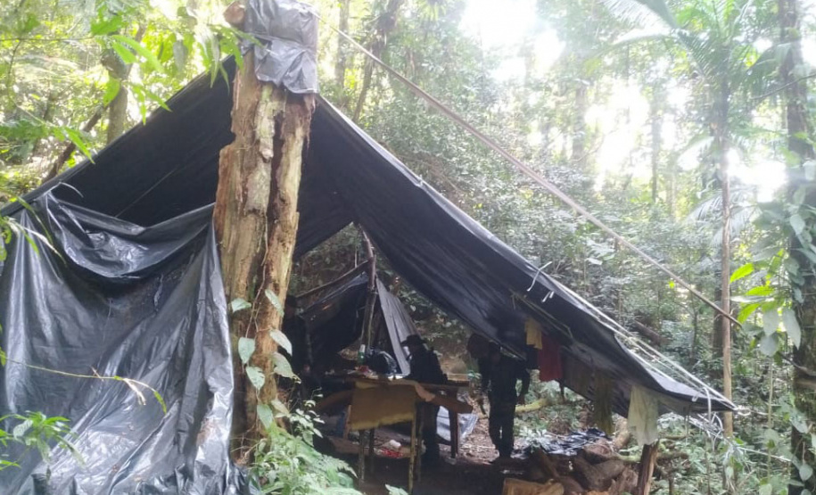 Instituto Água e Terra (IAT) e Batalhão de PolíciaAmbiental - Força Verde desmobilizaram um acampamento de caçadores quefuncionava dentro do Parque Estadual Pico do Marumbi.