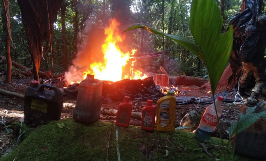 Instituto Água e Terra (IAT) e Batalhão de PolíciaAmbiental - Força Verde desmobilizaram um acampamento de caçadores quefuncionava dentro do Parque Estadual Pico do Marumbi.
