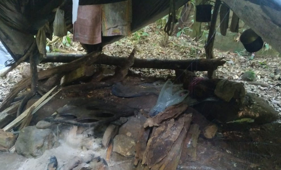 Instituto Água e Terra (IAT) e Batalhão de PolíciaAmbiental - Força Verde desmobilizaram um acampamento de caçadores quefuncionava dentro do Parque Estadual Pico do Marumbi.