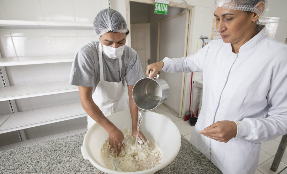 Produtos orgânicos produzidos no mesmo ambiente que convencionais, Selma Maria de Andrade e seu filho Guilherme de Andrade Cardoso produzem doces, geléias pães e frutas congeladas orgânicas e conciliam com a produção de bolacha e pão integral com certificaçõ do TECPAR
