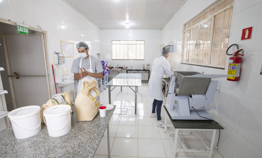 Produtos orgânicos produzidos no mesmo ambiente que convencionais, Selma Maria de Andrade e seu filho Guilherme de Andrade Cardoso produzem doces, geléias pães e frutas congeladas orgânicas e conciliam com a produção de bolacha e pão integral com certificaçõ do TECPAR