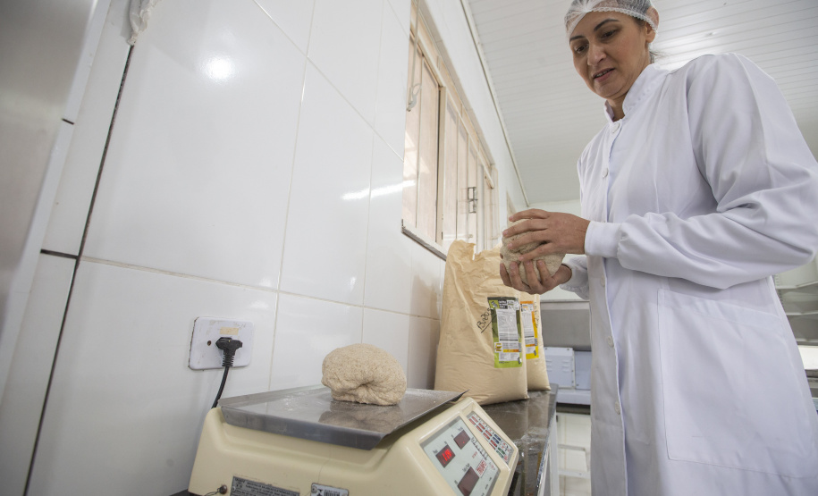 Produtos orgânicos produzidos no mesmo ambiente que convencionais, Selma Maria de Andrade e seu filho Guilherme de Andrade Cardoso produzem doces, geléias pães e frutas congeladas orgânicas e conciliam com a produção de bolacha e pão integral com certificaçõ do TECPAR