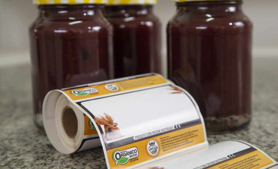 Produtos orgânicos produzidos no mesmo ambiente que convencionais, Selma Maria de Andrade e seu filho Guilherme de Andrade Cardoso produzem doces, geléias pães e frutas congeladas orgânicas e conciliam com a produção de bolacha e pão integral com certificaçõ do TECPAR