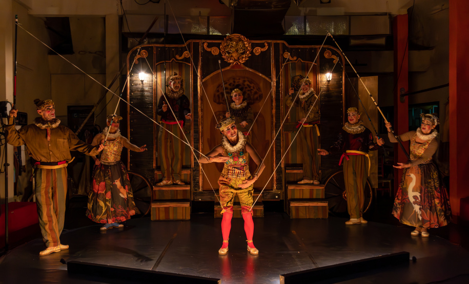 G2 COMPANHIA DE DANÇA – Alguns bailarinos que participaram dessas montagens icônicas hoje integram a G2 Companhia de Dança, grupo sênior do Teatro Guaíra que se dedica a explorar a maturidade artística em espetáculos que abordam temas universais e a riqueza da experiência humana.