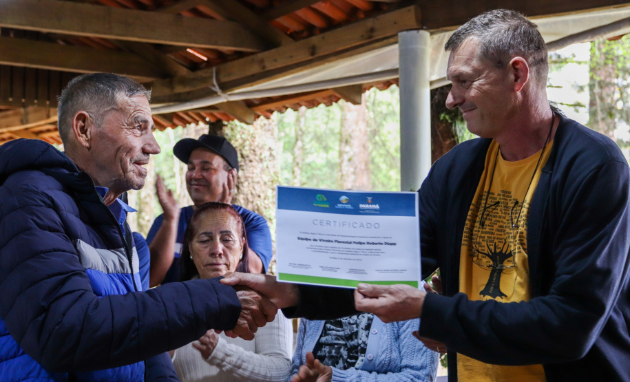 Servidores do escritório regional do IAT de Curitiba durante plantio de mudas no viveiro de São José dos Pinhais