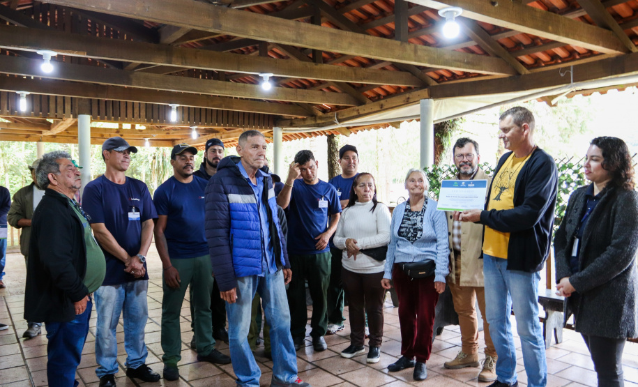 Servidores do escritório regional do IAT de Curitiba durante plantio de mudas no viveiro de São José dos Pinhais