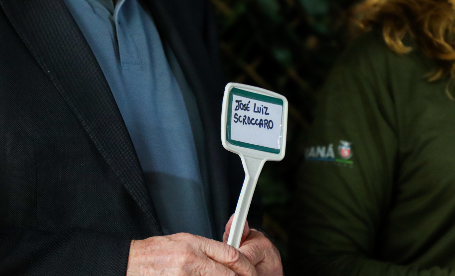 Servidores do escritório regional do IAT de Curitiba durante plantio de mudas no viveiro de São José dos Pinhais
