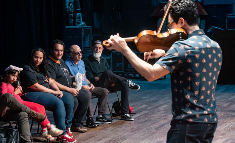 Orquestra Sinfônica do Paraná promove experiência para pessoas com deficiência visual