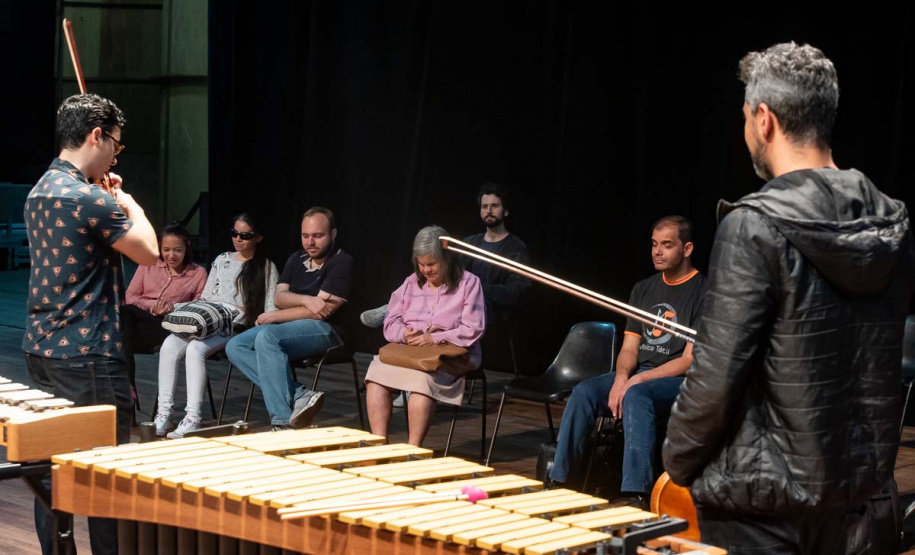 Orquestra Sinfônica do Paraná promove experiência para pessoas com deficiência visual