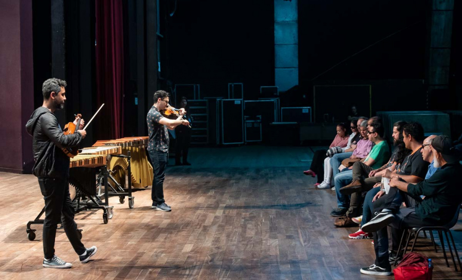 Orquestra Sinfônica do Paraná promove experiência para pessoas com deficiência visual