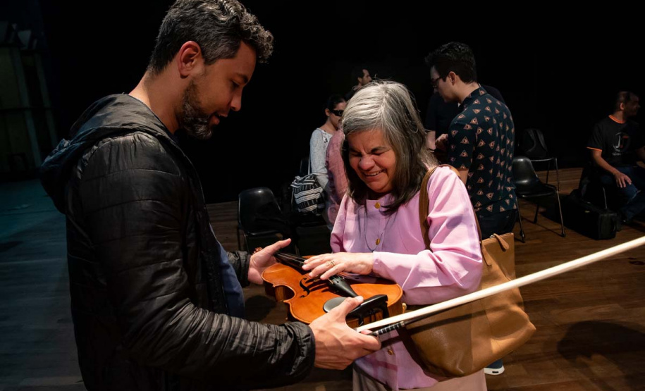 Orquestra Sinfônica do Paraná promove experiência para pessoas com deficiência visual