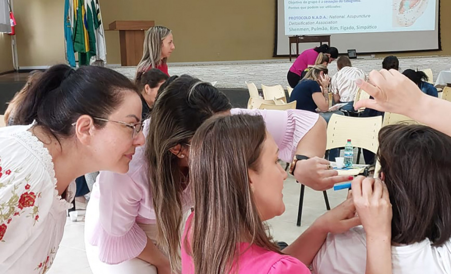 Atendimento SUS: curso forma profissionais da saúde para aplicação da técnica de auriculoterapia