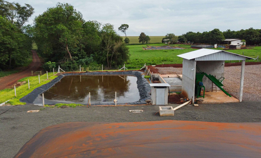 Vizinhos compartilham biodigestor para produzir energia limpa e manejar resíduos da suinocultura
