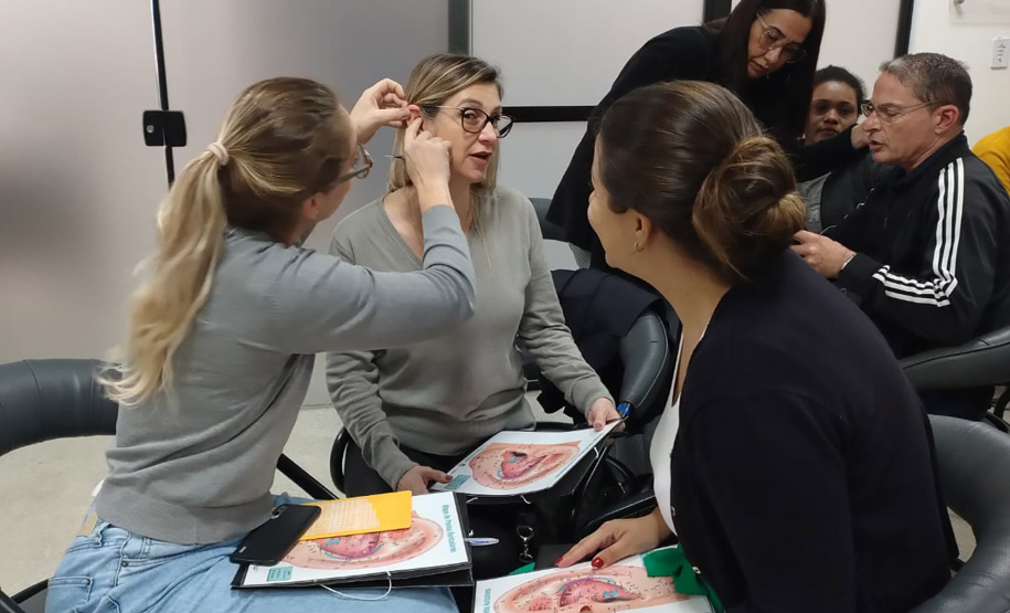 Atendimento SUS: curso forma profissionais da saúde para aplicação da técnica de auriculoterapia