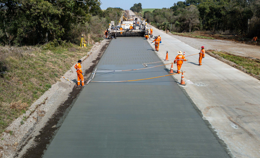 Clevelândia, 29 de agosto de 2024 - Obras de pavimentação em concreto com a técnica whitetopping na PR 280, na região sul do Paraná.
