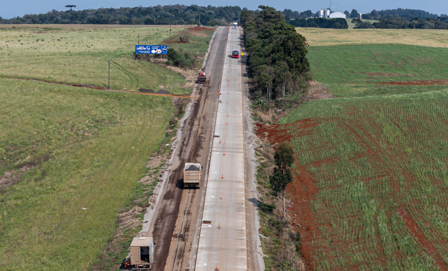 Clevelândia, 29 de agosto de 2024 - Obras de pavimentação em concreto com a técnica whitetopping na PR 280, na região sul do Paraná.