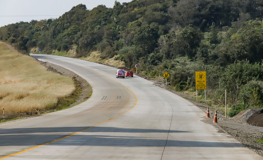 Clevelândia, 29 de agosto de 2024 - Obras de pavimentação em concreto com a técnica whitetopping na PR 280, na região sul do Paraná.