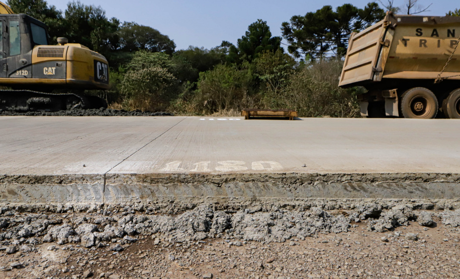 Clevelândia, 29 de agosto de 2024 - Obras de pavimentação em concreto com a técnica whitetopping na PR 280, na região sul do Paraná.