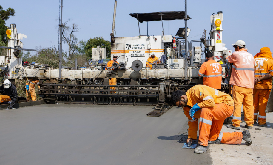 Clevelândia, 29 de agosto de 2024 - Obras de pavimentação em concreto com a técnica whitetopping na PR 280, na região sul do Paraná.