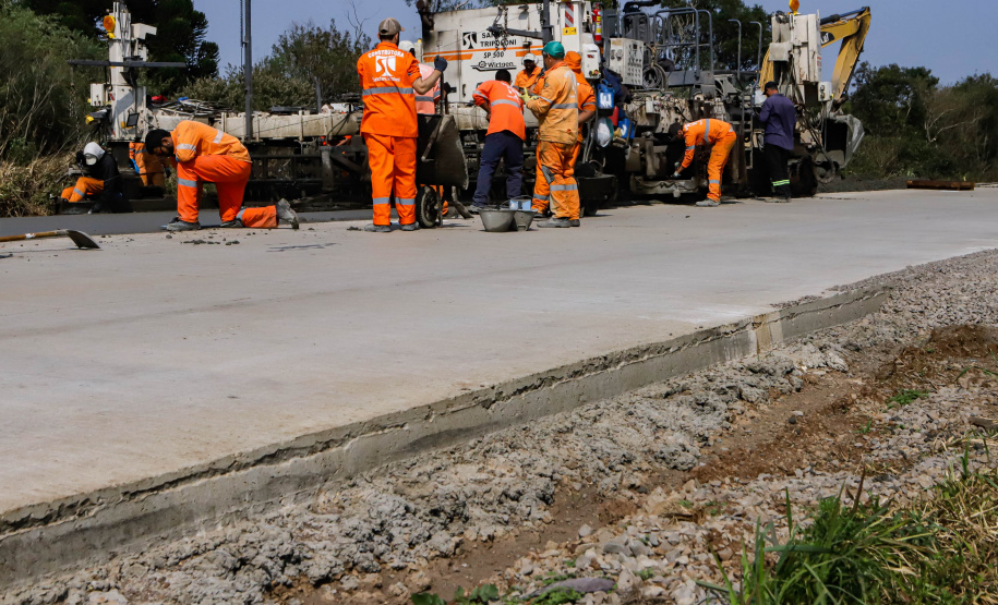 Clevelândia, 29 de agosto de 2024 - Obras de pavimentação em concreto com a técnica whitetopping na PR 280, na região sul do Paraná.