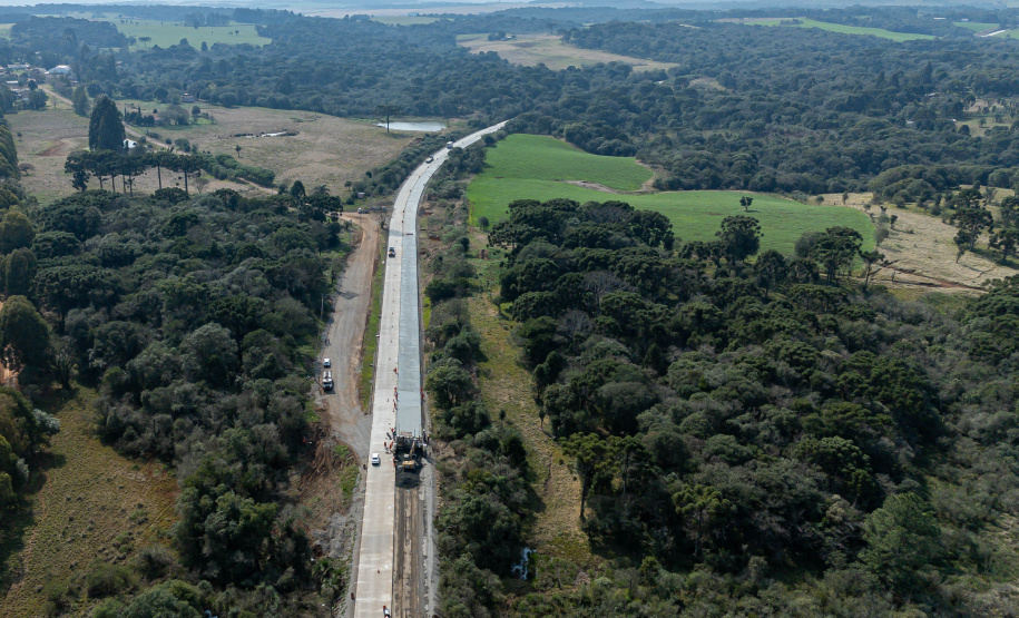 Clevelândia, 29 de agosto de 2024 - Obras de pavimentação em concreto com a técnica whitetopping na PR 280, na região sul do Paraná.