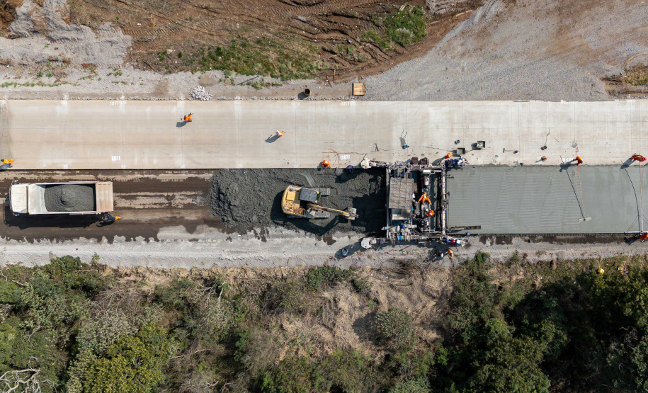 Clevelândia, 29 de agosto de 2024 - Obras de pavimentação em concreto com a técnica whitetopping na PR 280, na região sul do Paraná.