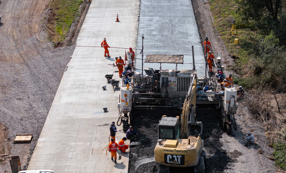 Clevelândia, 29 de agosto de 2024 - Obras de pavimentação em concreto com a técnica whitetopping na PR 280, na região sul do Paraná.