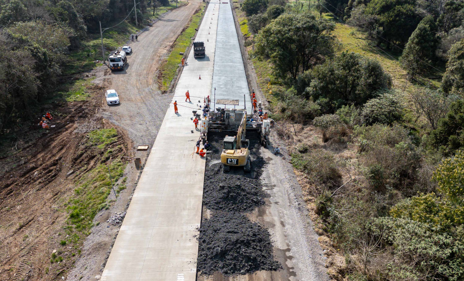 Clevelândia, 29 de agosto de 2024 - Obras de pavimentação em concreto com a técnica whitetopping na PR 280, na região sul do Paraná.